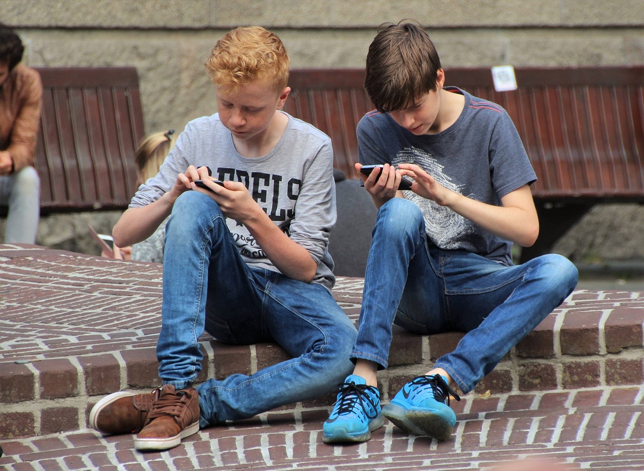 Młode pokolenie i świat w telefonie